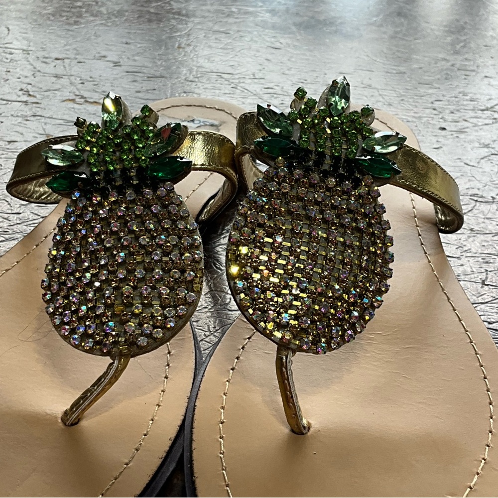 Madeline Stuart size 7M Pineapple sandals